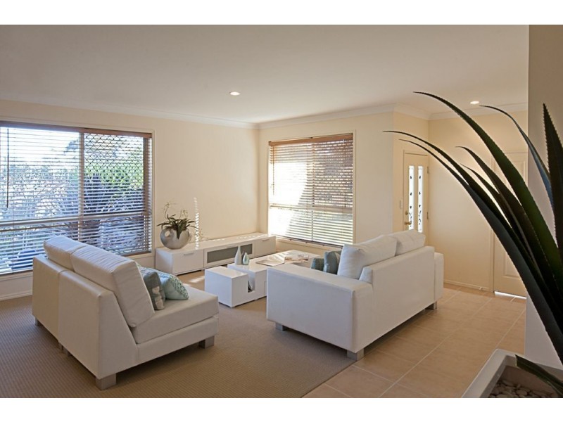 10 Sunblest Court, Eatons Hill QLD 4037