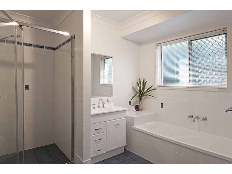 10 Sunblest Court, Eatons Hill QLD 4037