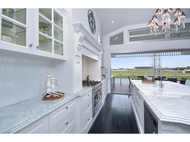 61 Raceview Avenue, Hendra QLD 4011