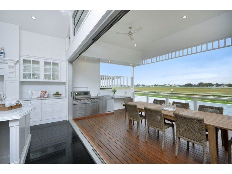 61 Raceview Avenue, Hendra QLD 4011