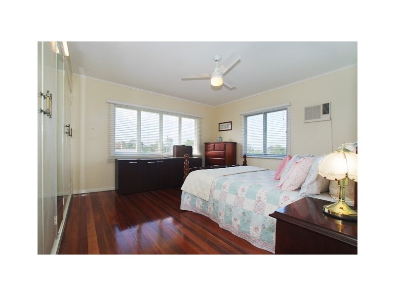 102 Wilgarning Street, Stafford Heights QLD 4053