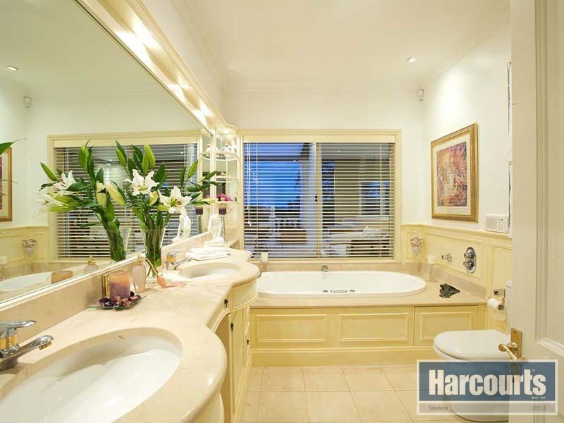 12 Clear Mountain Road, Cashmere QLD 4500