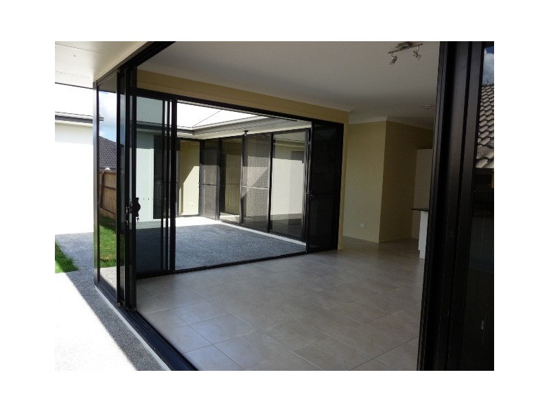 6 Bellthorpe Cres, Waterford QLD 4133