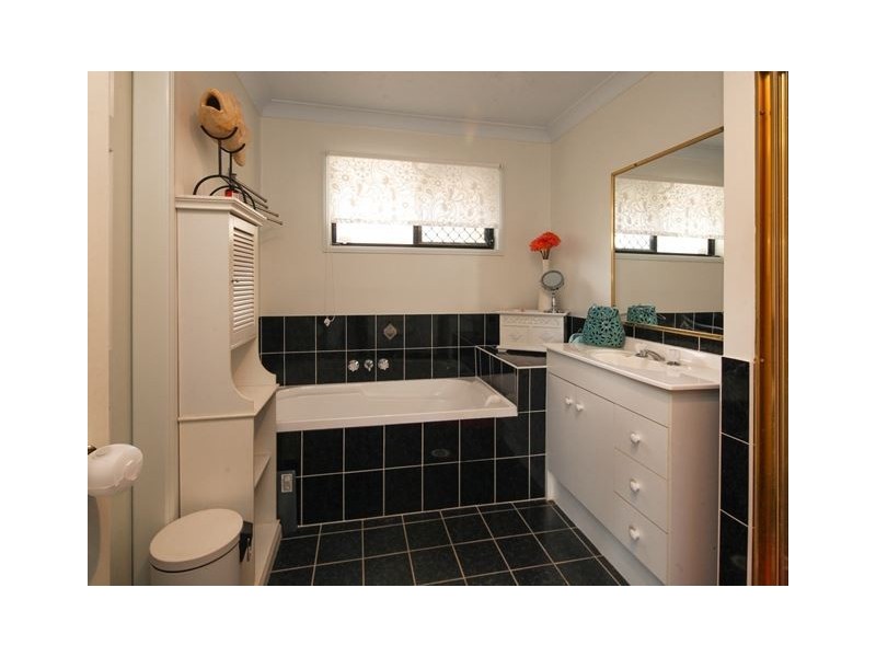 17 Chatfield St, Edens Landing QLD 4207