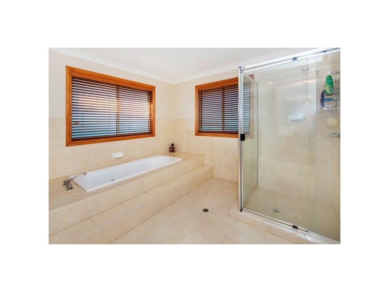 4 Riverside Terrace, Windaroo QLD 4207