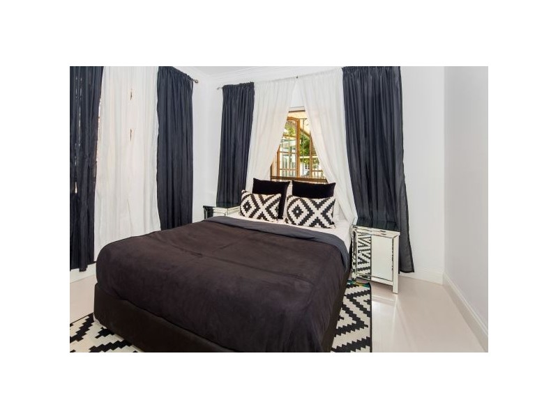 727 Cavendish Rd, Holland Park QLD 4121