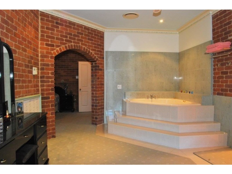 5 Bahrview Drive, Bahrs Scrub QLD 4207