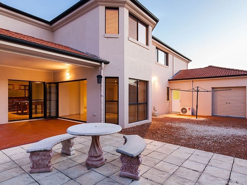 48 Edinburgh Road, Benowa QLD 4217