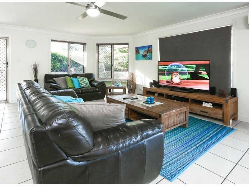 2 Eden Close, Edens Landing QLD 4207