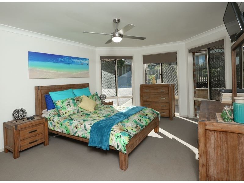 2 Eden Close, Edens Landing QLD 4207