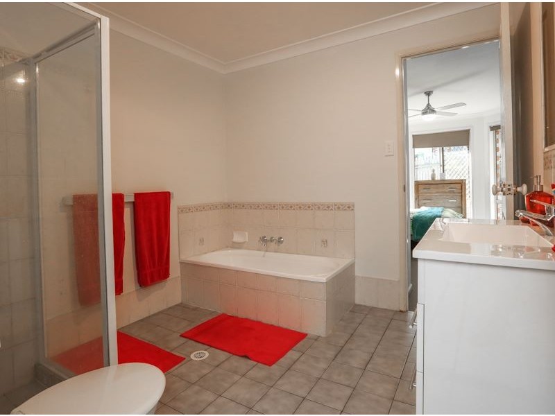 2 Eden Close, Edens Landing QLD 4207