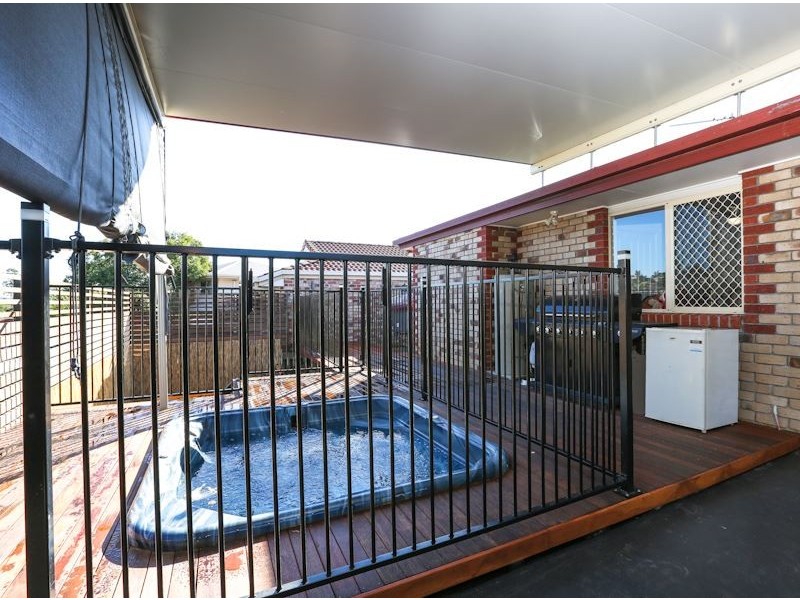 2 Eden Close, Edens Landing QLD 4207