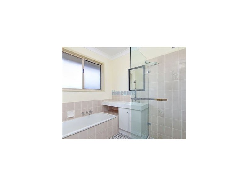 1 Tregana Crt, Edens Landing QLD 4207
