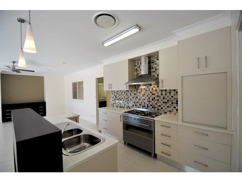 26 Long Island Drive, Windaroo QLD 4207