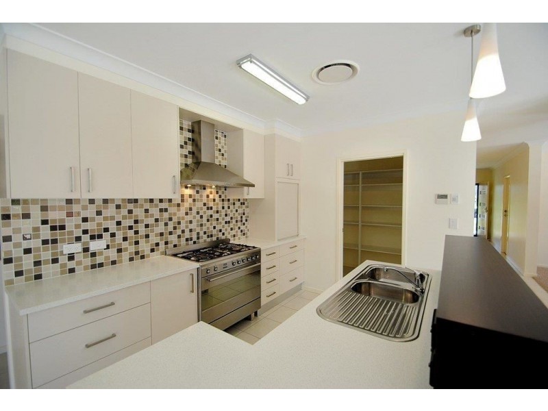 26 Long Island Drive, Windaroo QLD 4207