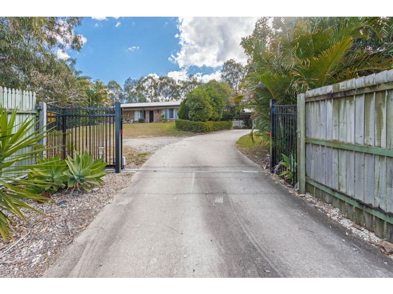 40 Castile Cres, Edens Landing QLD 4207