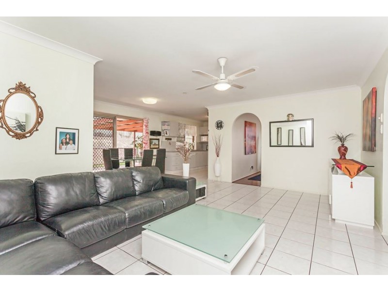40 Castile Cres, Edens Landing QLD 4207