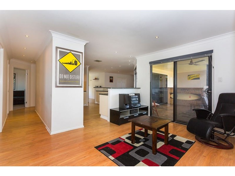 9 Barnhill Tce, Edens Landing QLD 4207