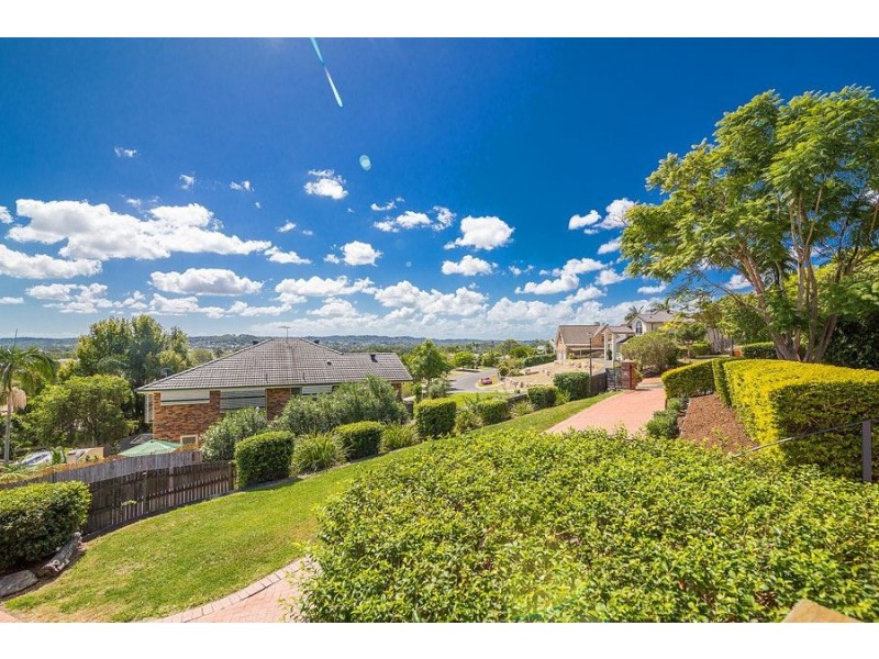 31 Wantana Crescent, Edens Landing QLD 4207