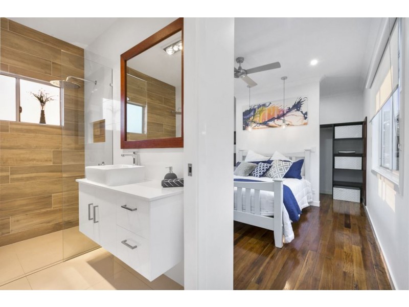 64 Brooks Street, Camp Hill QLD 4152