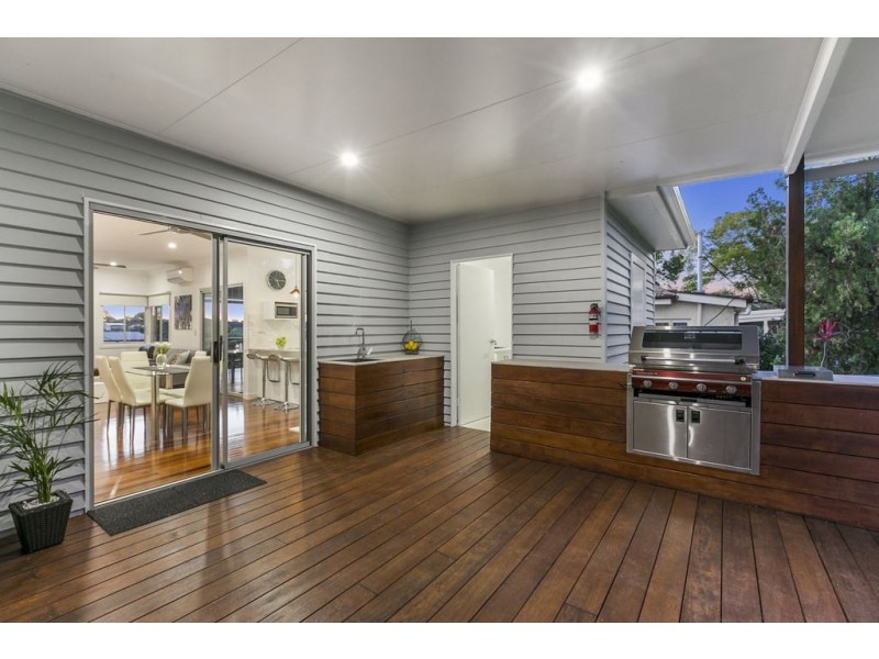 64 Brooks Street, Camp Hill QLD 4152