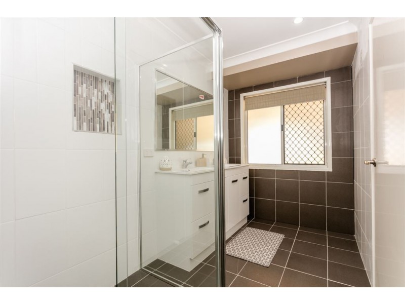 8 Minnie Place, Windaroo QLD 4207