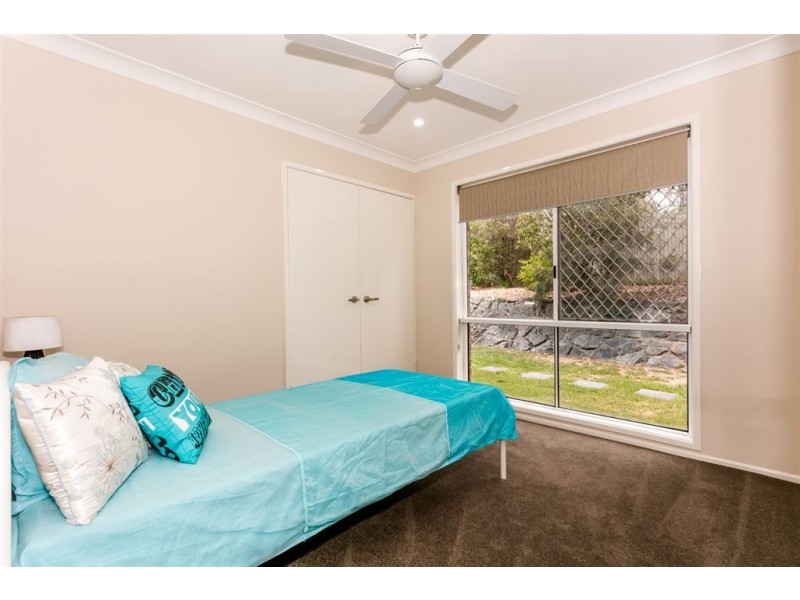 8 Minnie Place, Windaroo QLD 4207