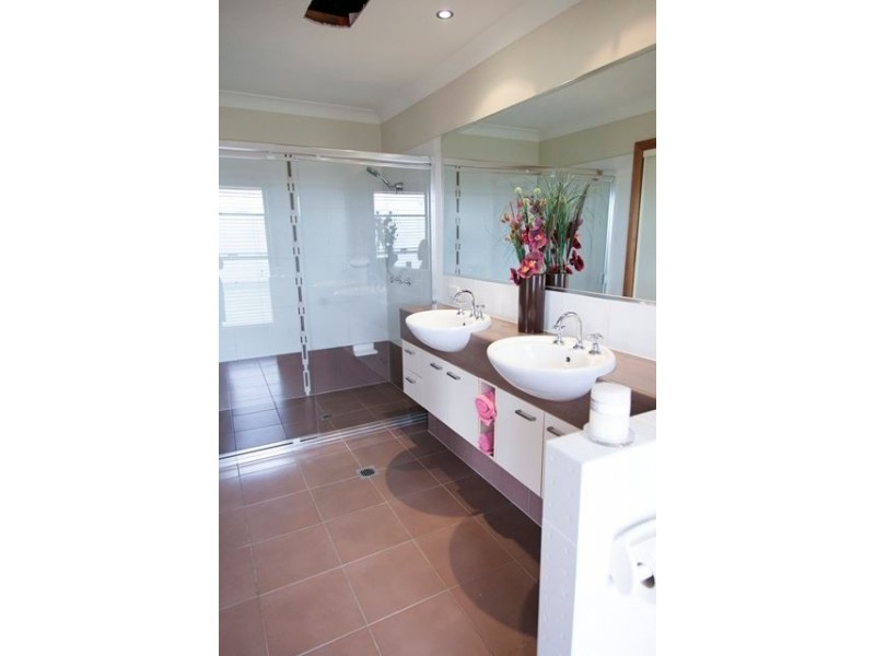 9 Lake Breeze Drive, Windaroo QLD 4207