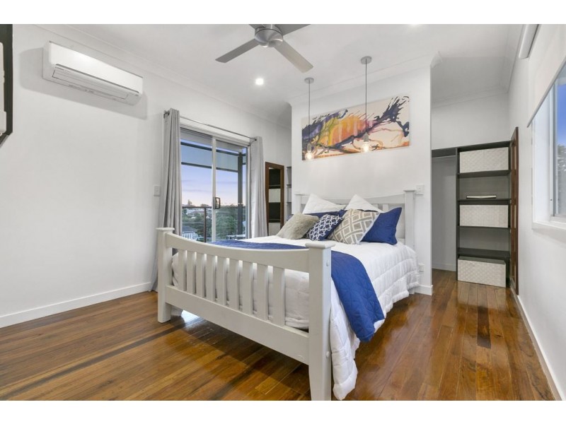 64 Brooks St, Camp Hill QLD 4152