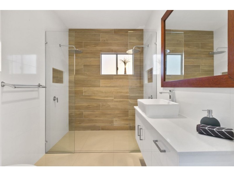 64 Brooks St, Camp Hill QLD 4152