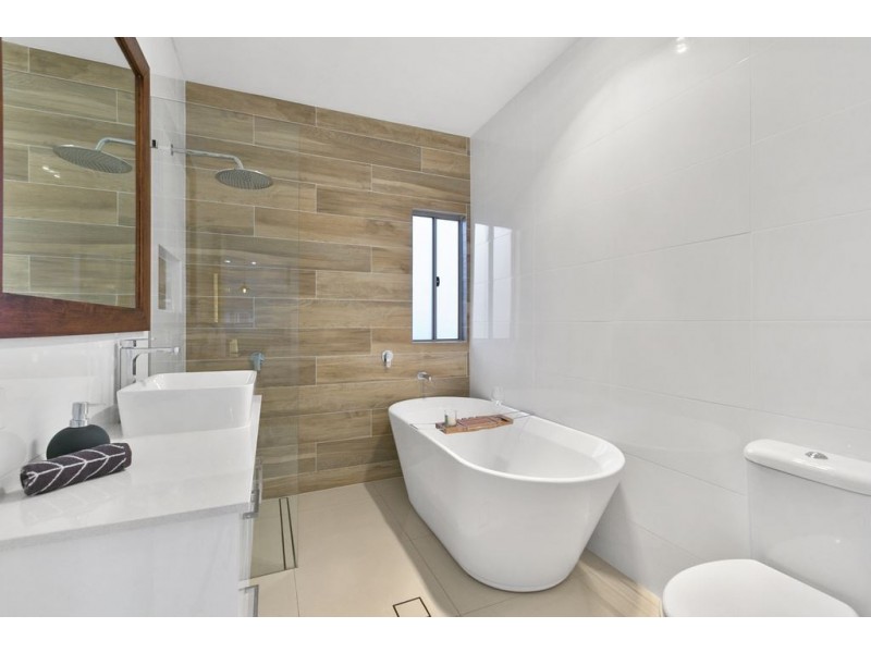 64 Brooks St, Camp Hill QLD 4152