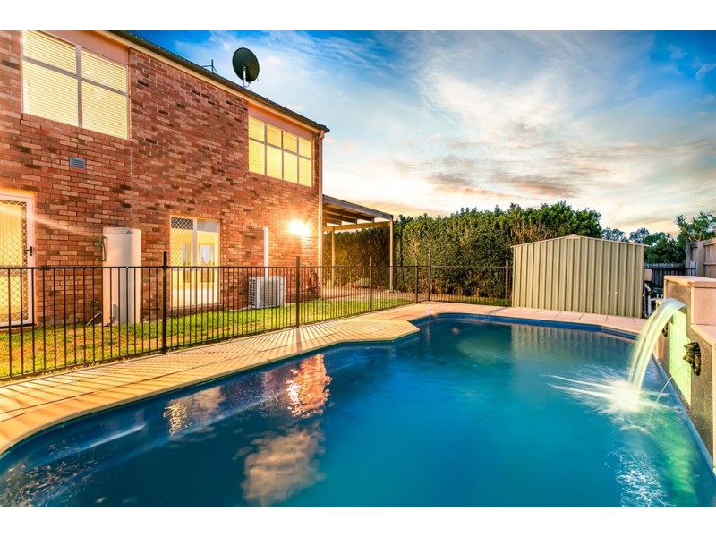 2 Clarke Close, Edens Landing QLD 4207