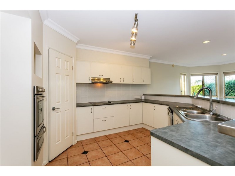 2 Clarke Close, Edens Landing QLD 4207