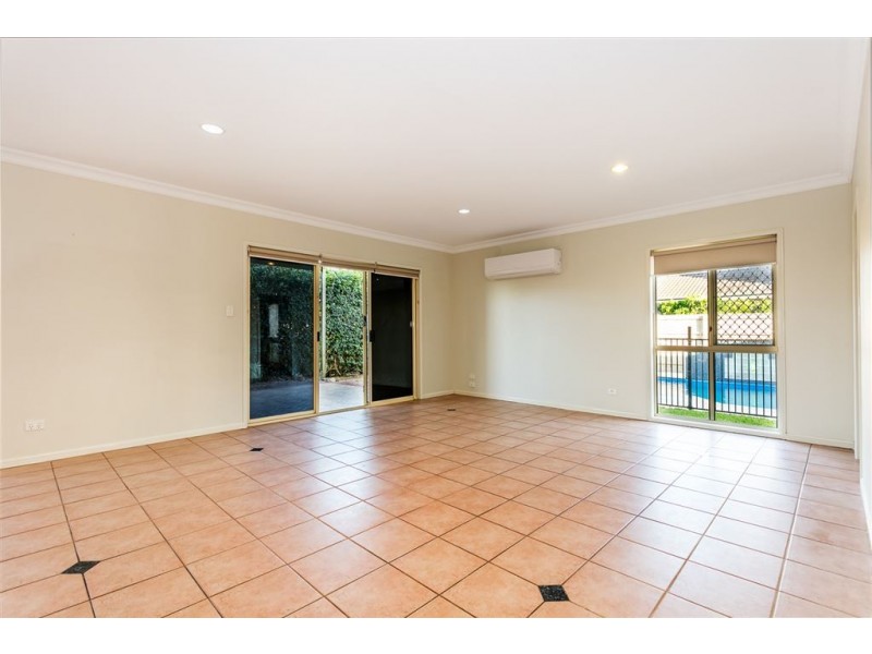 2 Clarke Close, Edens Landing QLD 4207