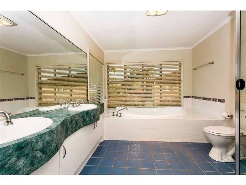2 Clarke Close, Edens Landing QLD 4207