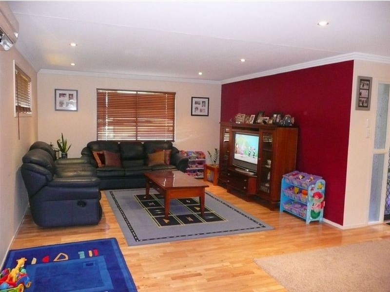 11 Glendevon Cres, Mount Warren Park QLD 4207