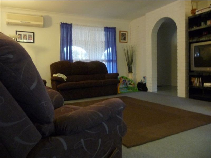 27 Glendevon Cres, Mount Warren Park QLD 4207