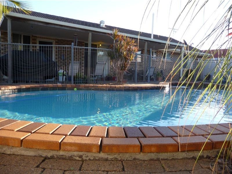 27 Glendevon Cres, Mount Warren Park QLD 4207