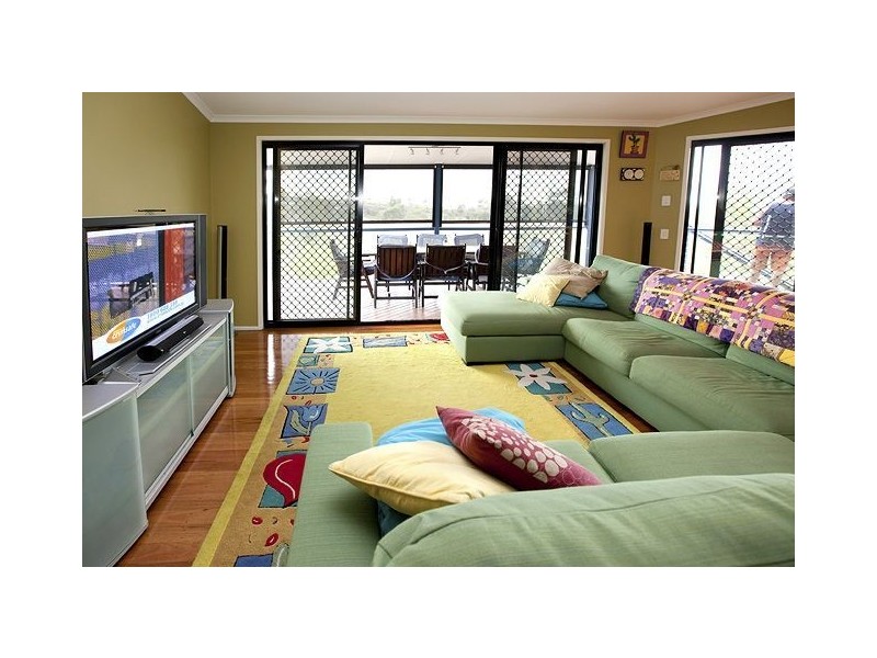 17 Valerie Close, Edens Landing QLD 4207