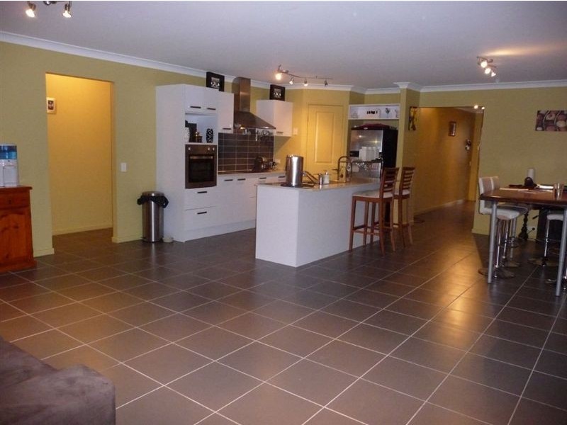 15 Bellthorpe Cr, Waterford QLD 4133