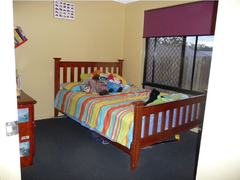 15 Bellthorpe Cr, Waterford QLD 4133