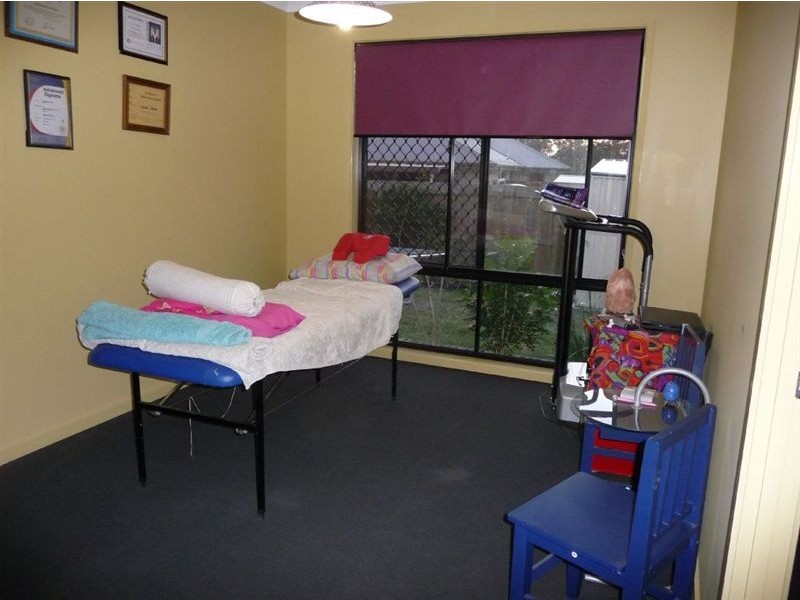 15 Bellthorpe Cr, Waterford QLD 4133