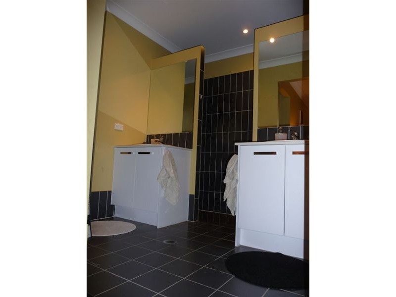 15 Bellthorpe Cr, Waterford QLD 4133