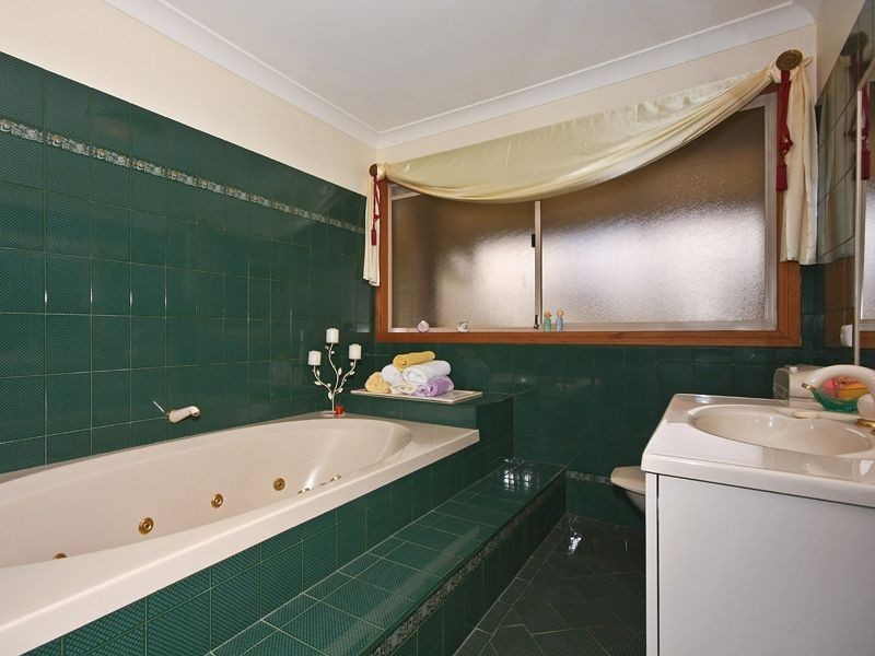 30 Holyrood Rd, Maudsland QLD 4210