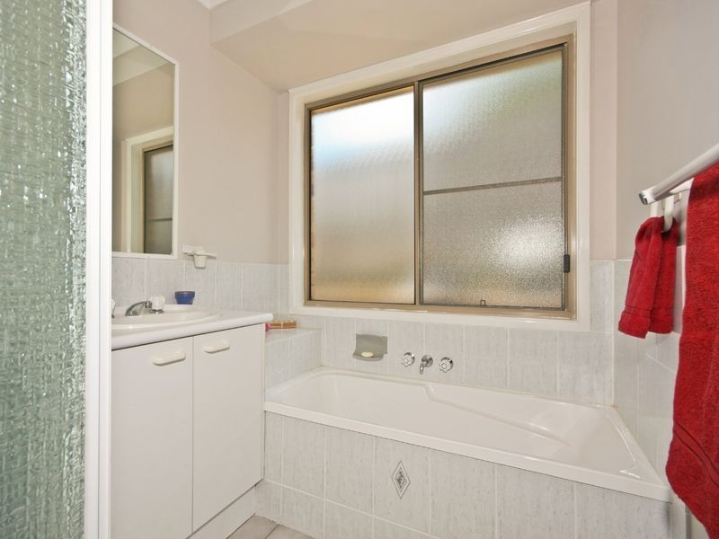 31 Hillside Cres, Edens Landing QLD 4207