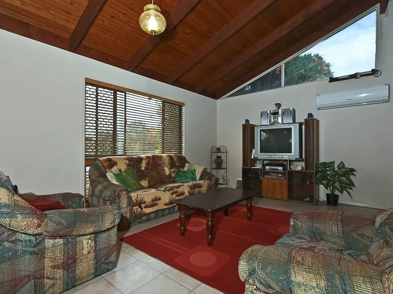 11 Rochester Drive, Mount Warren Park QLD 4207