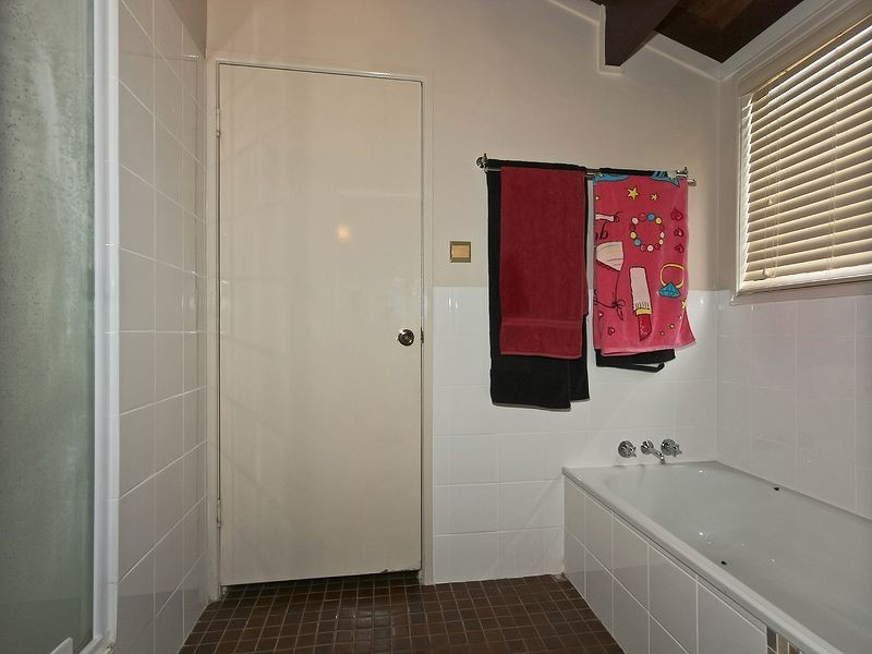 11 Rochester Drive, Mount Warren Park QLD 4207