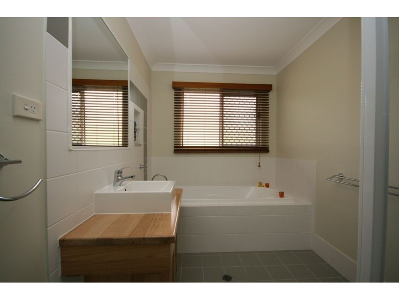 13 Kummara Road, Edens Landing QLD 4207