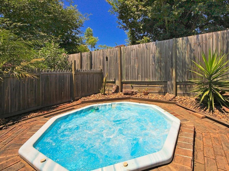 13 Lintrose Ct, Edens Landing QLD 4207
