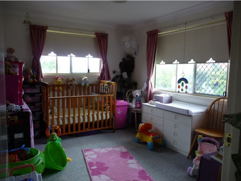 33 Wantana Cr, Edens Landing QLD 4207